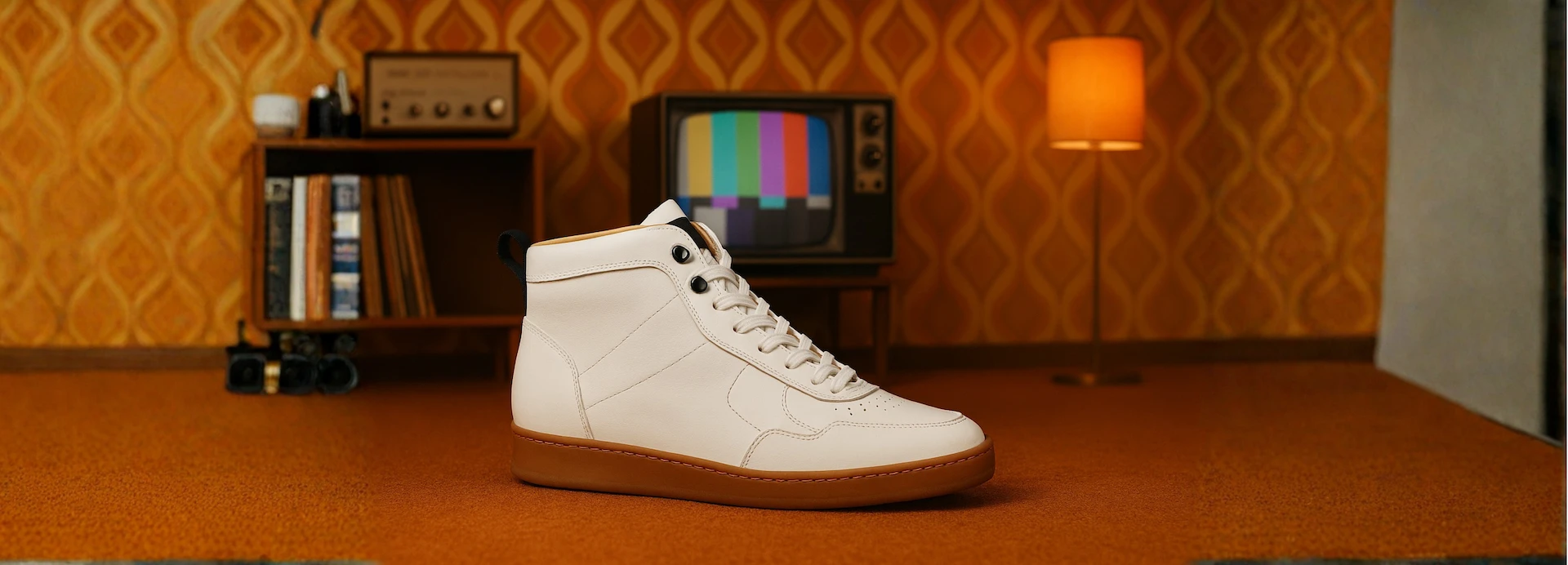 Sohlenbezug Solo auf weißen Schuhen im Retro-Wohnzimmer